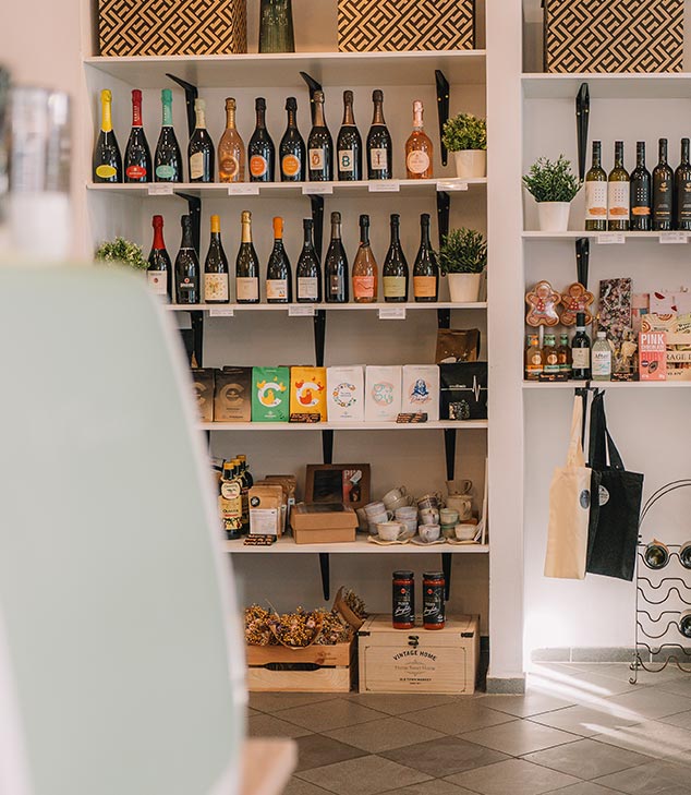 Sklenka prosecca a sýrový talíř v Caffinu